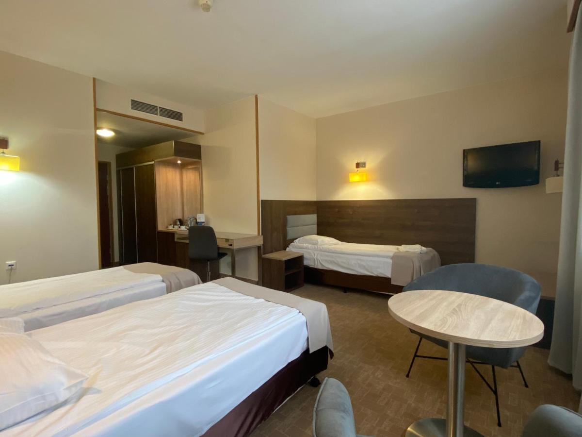 Hotel Ambasador Chojny Łódź Dış mekan fotoğraf